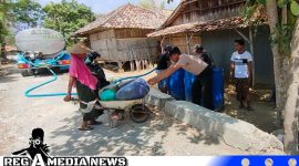 Caption: Eks Brimob Nusantara Polres Sampang salurkan bantuan air bersih kepada warga Patarongan Torjun, (dok. regamedianews). 