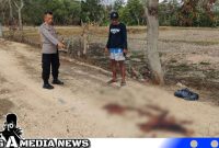 Caption: polisi tunjukkan lokasi ditemukannya wanita dalam kondisi berlumuran darah, (dok. regamedianews). 