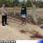 Caption: polisi tunjukkan lokasi ditemukannya wanita dalam kondisi berlumuran darah, (dok. regamedianews). 