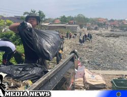 BEM UTM Bersihkan Sampah di Bibir Pantai Pelabuhan Timur Kamal