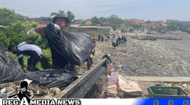 Caption: Mahasiswa UTM bersama komunitas Inisiatif Bangkalan saat melakukan bersih bersih sampah di bibir pantai Pelabuhan Timur Kamal, (dok. regamedianews).