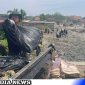 Caption: Mahasiswa UTM bersama komunitas Inisiatif Bangkalan saat melakukan bersih bersih sampah di bibir pantai Pelabuhan Timur Kamal, (dok. regamedianews).