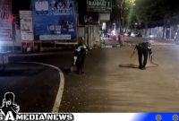 Caption: anggota Satlantas Polres Sampang membersihkan batu krikil yang berceceran di simpang empat monumen Jl.Trunojoyo, (dok. regamedianews). 