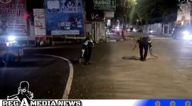 Caption: anggota Satlantas Polres Sampang membersihkan batu krikil yang berceceran di simpang empat monumen Jl.Trunojoyo, (dok. regamedianews). 
