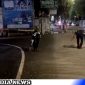 Caption: anggota Satlantas Polres Sampang membersihkan batu krikil yang berceceran di simpang empat monumen Jl.Trunojoyo, (dok. regamedianews). 