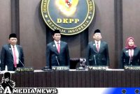 Caption: Putusan pemecatan Agil dibacakan DKPP, diruang sidang DKPP Jakarta pusat, (dok. detik). 
