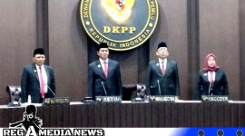 Caption: Putusan pemecatan Agil dibacakan DKPP, diruang sidang DKPP Jakarta pusat, (dok. detik). 