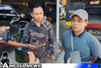 Caption: keluarga korban teror pembakaran mobil saat diwawancara awak media, di Mako Polres Sampang, (dok. regamedianews). 