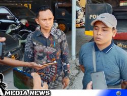 Korban Teror Bakar Mobil Datangi Polres Sampang