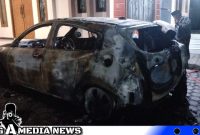 Caption: tampak satu unit mobil milik warga Desa Banyusokah, Ketapang, Sampang, hangus terbakar, (dok. regamedianews). 