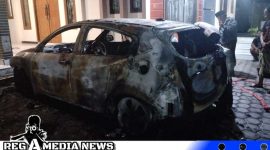 Caption: tampak satu unit mobil milik warga Desa Banyusokah, Ketapang, Sampang, hangus terbakar, (dok. regamedianews). 