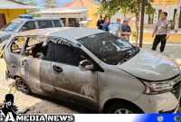 Caption: Tim Labfor Polda Jatim saat olah TKP di lokasi peristiwa teror pembakaran mobil, (dok. regamedianews). 