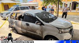Caption: Tim Labfor Polda Jatim saat olah TKP di lokasi peristiwa teror pembakaran mobil, (dok. regamedianews). 