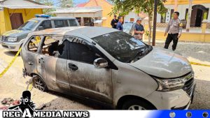 Tim Labfor Polda Jatim Olah TKP Teror Pembakaran Mobil