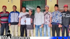 Caption: Paguyuban Penjaga Sekolah Honorer Kategori 2 (PPSH-K2) Sampang, tunjukkan surat yang dikirim ke Menpan RB, (dok. regamedianews). 