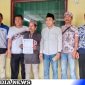 Caption: Paguyuban Penjaga Sekolah Honorer Kategori 2 (PPSH-K2) Sampang, tunjukkan surat yang dikirim ke Menpan RB, (dok. regamedianews). 