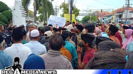Caption: masyarakat Desa Gunung Rancak saat mendatangi kantor Kejari Sampang, (dok. regamedianews.com). 