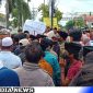 Caption: masyarakat Desa Gunung Rancak saat mendatangi kantor Kejari Sampang, (dok. regamedianews.com). 