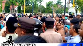 Caption: penasehat hukum kasus BLT DD Gunung Rancak tampak menemui ratusan massa didepan kantor Kejari Sampang, (dok. regamedianews). 