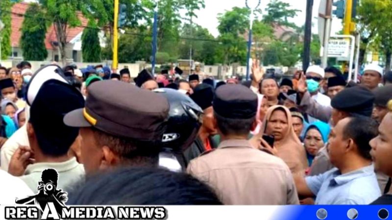 Caption: penasehat hukum kasus BLT DD Gunung Rancak tampak menemui ratusan massa didepan kantor Kejari Sampang, (dok. regamedianews). 