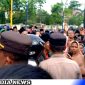 Caption: penasehat hukum kasus BLT DD Gunung Rancak tampak menemui ratusan massa didepan kantor Kejari Sampang, (dok. regamedianews). 