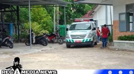 Caption: tampak mobil ambulance berada disamping barat halaman SMAN 1 Sampang, (dok. regamedianews). 