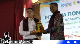 Caption: Dekan Fakultas Ekonomi dan Bisnis UTM (Dr. Sutikno) memberikan cindera mata kepada Prof. Muhammad Ridwan Tony Lim Abfullah. (Dok.regamedianews.).