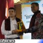 Caption: Dekan Fakultas Ekonomi dan Bisnis UTM (Dr. Sutikno) memberikan cindera mata kepada Prof. Muhammad Ridwan Tony Lim Abfullah. (Dok.regamedianews.).