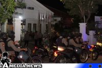 Caption: personel gabungan Polri dan TNI saat patroli skala besar ke kantor KPUD Sampang, (dok. regamedianews). 