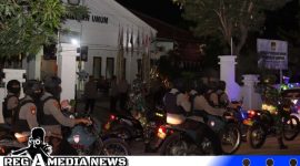Caption: personel gabungan Polri dan TNI saat patroli skala besar ke kantor KPUD Sampang, (dok. regamedianews). 