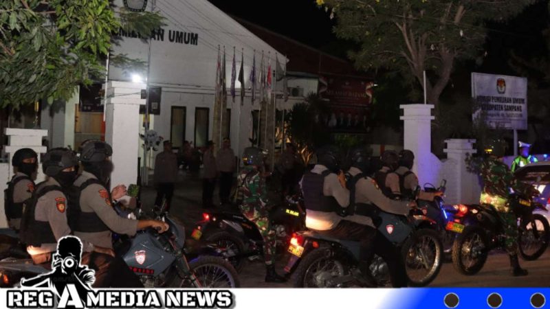 Caption: personel gabungan Polri dan TNI saat patroli skala besar ke kantor KPUD Sampang, (dok. regamedianews). 