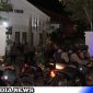 Caption: personel gabungan Polri dan TNI saat patroli skala besar ke kantor KPUD Sampang, (dok. regamedianews). 