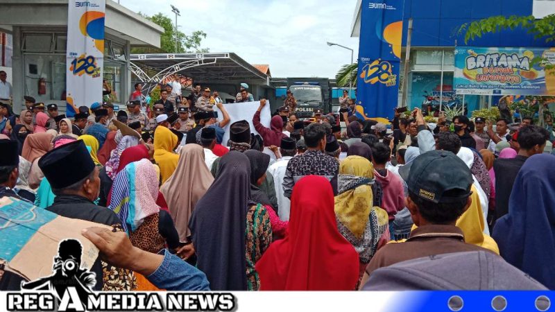 Caption: massa aksi saat berada didepan kantor BRI Cabang Sampang, (dok. regamedineaws). 