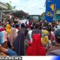 Caption: massa aksi saat berada didepan kantor BRI Cabang Sampang, (dok. regamedineaws). 
