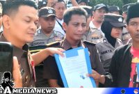 Caption: perwakilan masyarakat menyerahkan bukti dugaan adanya settingan dari awal, terkait kasus Gunung Rancak, (dok. regamedianews). 
