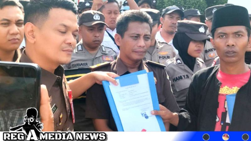 Caption: perwakilan masyarakat menyerahkan bukti dugaan adanya settingan dari awal, terkait kasus Gunung Rancak, (dok. regamedianews). 