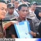 Caption: perwakilan masyarakat menyerahkan bukti dugaan adanya settingan dari awal, terkait kasus Gunung Rancak, (dok. regamedianews). 