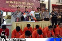 Caption: Polres Sampang tunjukkan para tersangka dan barang bukti kasus yang berhasil diungkap, (dok. regamedianews). 