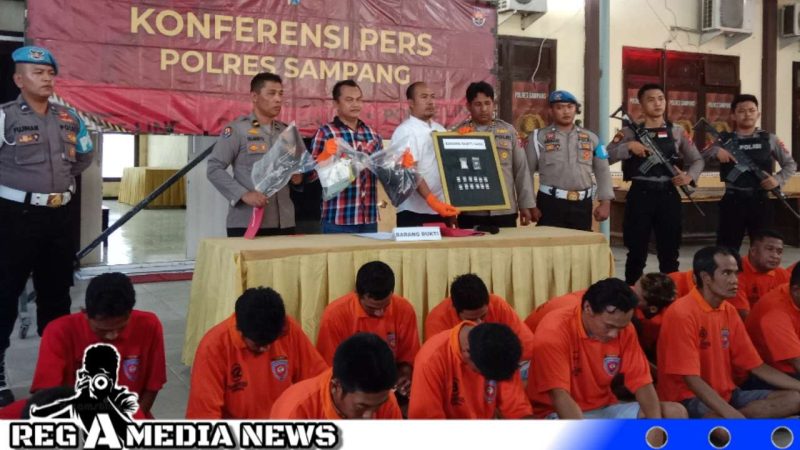 Caption: Polres Sampang tunjukkan para tersangka dan barang bukti kasus yang berhasil diungkap, (dok. regamedianews). 