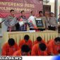 Caption: Polres Sampang tunjukkan para tersangka dan barang bukti kasus yang berhasil diungkap, (dok. regamedianews). 