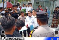 Caption: pihak BRI Sampang saat menemui massa aksi demo dari masyarakat Desa Gunung Rancak, (dok. regamedianews). 