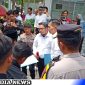Caption: pihak BRI Sampang saat menemui massa aksi demo dari masyarakat Desa Gunung Rancak, (dok. regamedianews). 