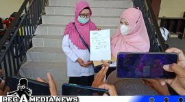 Caption: dua orang guru korban dugaan pelecehan seksual oknum Kepsek, tunjukkan surat tanda terima laporan polisi, (dok. regamedianews). 