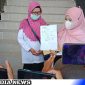 Caption: dua orang guru korban dugaan pelecehan seksual oknum Kepsek, tunjukkan surat tanda terima laporan polisi, (dok. regamedianews). 
