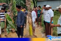 Caption: warga melakukan aksi penanaman pohon pisang sebagai bentuk protes dan kecewa, (dok. regamedianews). 