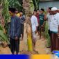 Caption: warga melakukan aksi penanaman pohon pisang sebagai bentuk protes dan kecewa, (dok. regamedianews). 