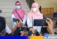 Caption: korban dugaan pelecehan oknum Kepsek, saat diwawancara awak media di Mapolres Sampang, (dok. regamedianews). 