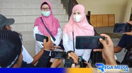 Caption: korban dugaan pelecehan oknum Kepsek, saat diwawancara awak media di Mapolres Sampang, (dok. regamedianews). 