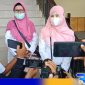 Caption: korban dugaan pelecehan oknum Kepsek, saat diwawancara awak media di Mapolres Sampang, (dok. regamedianews). 