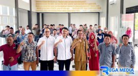 Caption: BPJS Ketenagakerjaan Madura pose bersama pihak DPMD Bangkalan, (dok. regamedianews). 